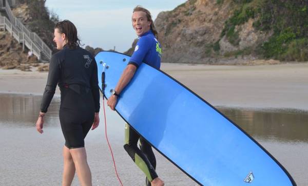 A friendly Black Dog Surfing instructor. Image source: facebook.com/blackdogsurfingbyronbay