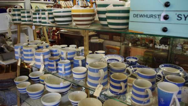 Stripey pottery at Heaths Old Wares, Bangalow. Image source: heathsoldwarescollectables.blogspot.co.nz/