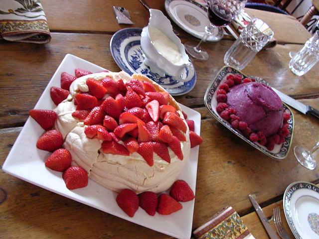 "Australian Pavlova Christmas Desserts" by Yabby - Flickr 